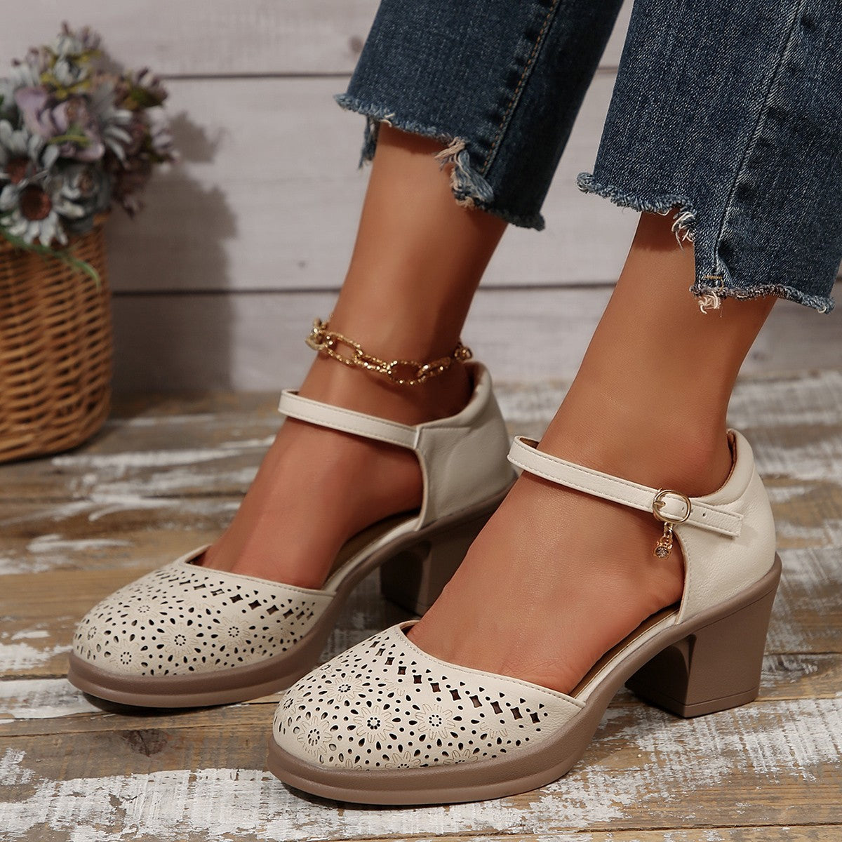 New Retro Easy Matching Hollow Out Mid Heel Toe Box Ankle-strap Buckle Pumps Women