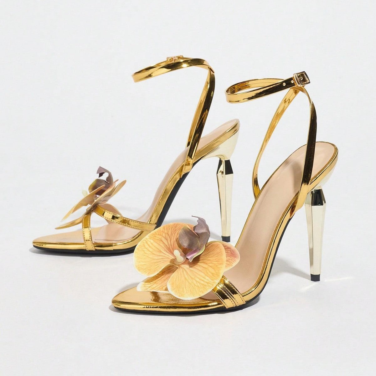 Women's Three-dimensional Floral Decorative Round Toe Stiletto Heel Sandals